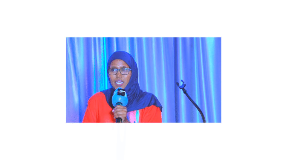 Washington County Commissioner Nafisa Fai presenting an award to Abdi Adan Hossow during Somali Independence Day in Oregon.